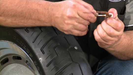Réparer un pneu moto avec un patch (après crevaison)